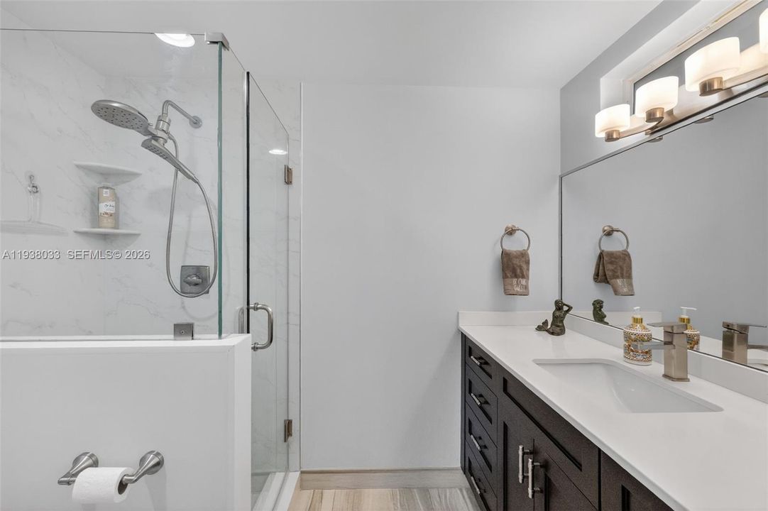 En Venta: $870,000 (2 camas, 2 baños, 980 Pies cuadrados)