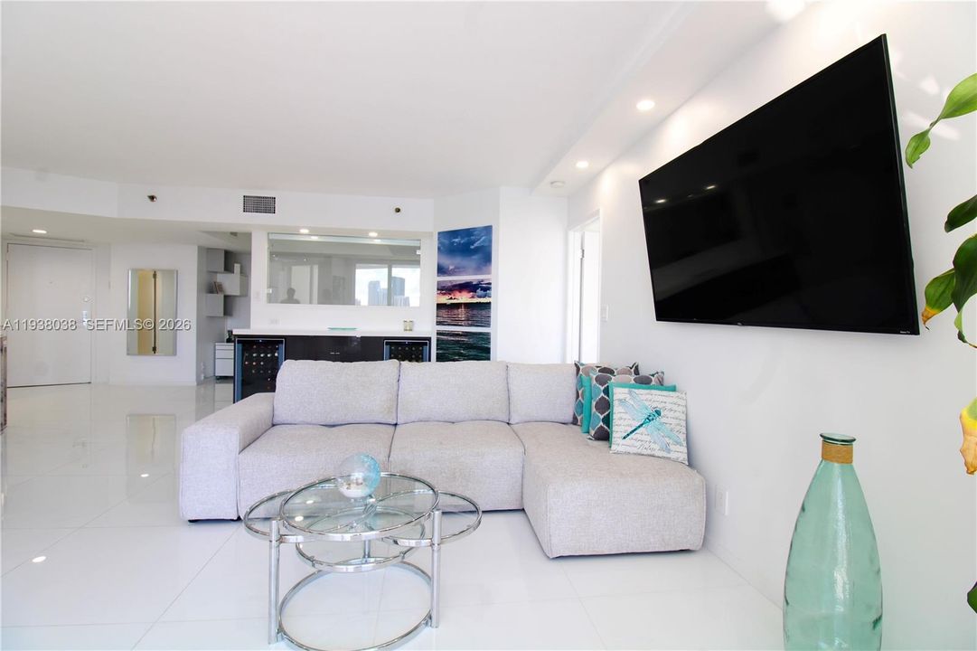 出租: $3,900 (1 贝兹, 1 浴室, 1050 平方英尺)