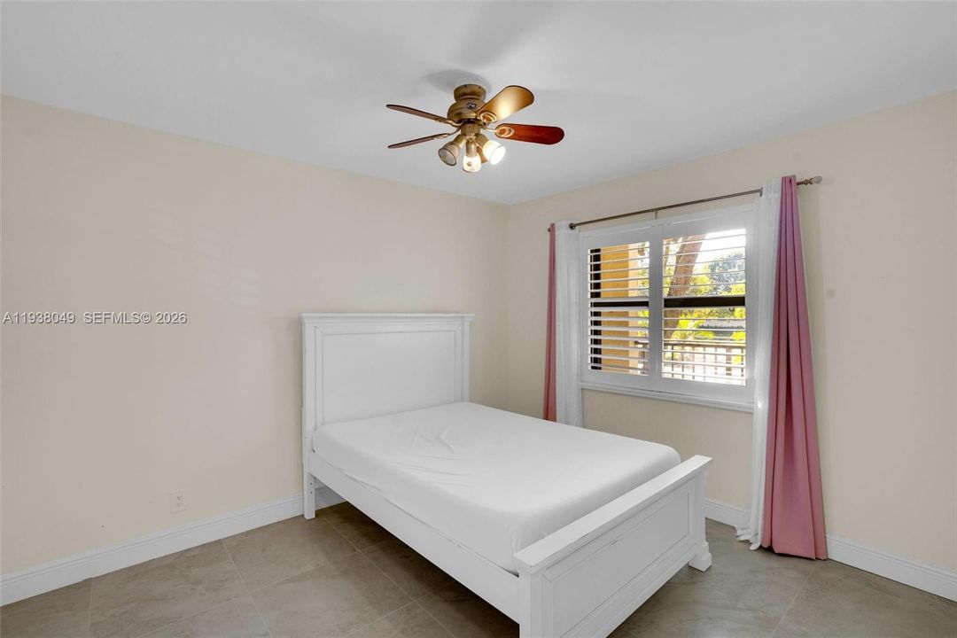 For Sale: $255,000 (2 beds, 2 baths, 940 Square Feet)
