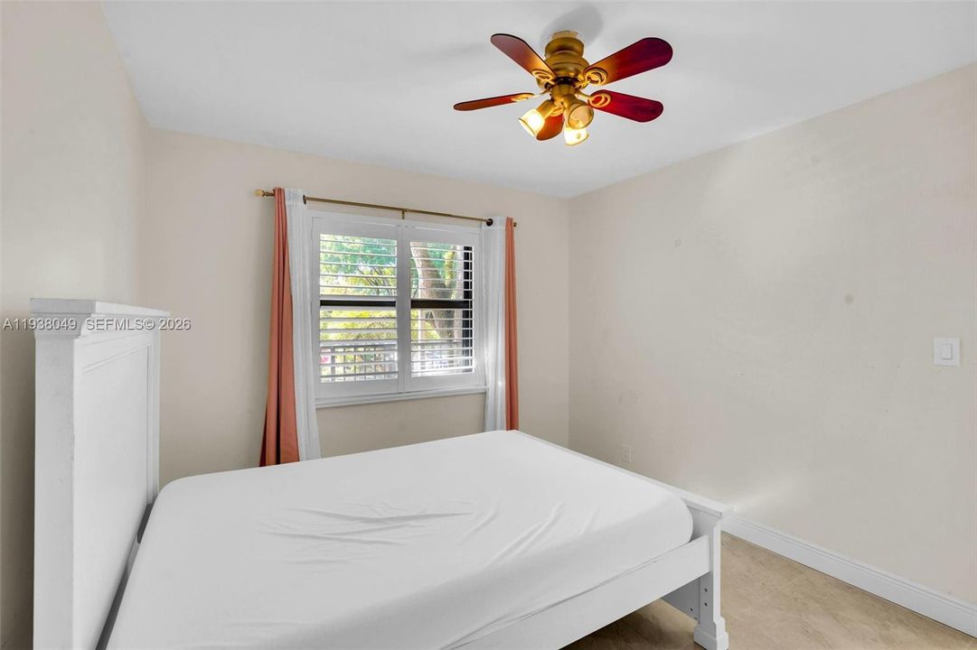 For Sale: $255,000 (2 beds, 2 baths, 940 Square Feet)