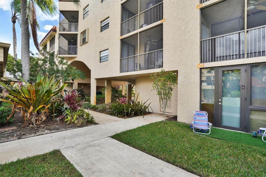 For Sale: $255,000 (2 beds, 2 baths, 940 Square Feet)