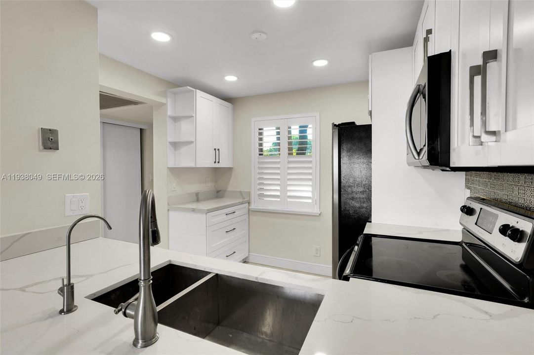 For Sale: $255,000 (2 beds, 2 baths, 940 Square Feet)