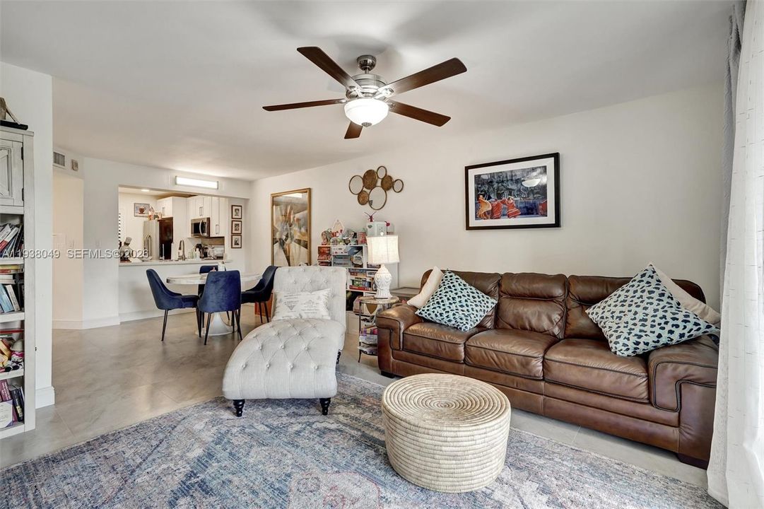 For Sale: $255,000 (2 beds, 2 baths, 940 Square Feet)