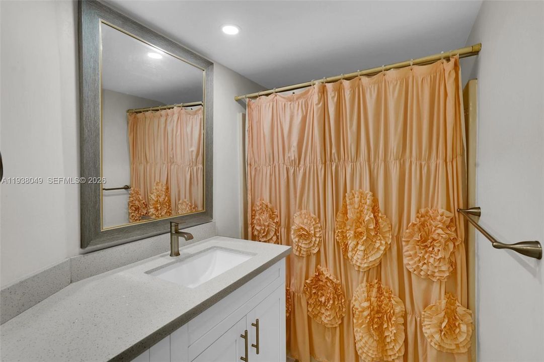 For Sale: $255,000 (2 beds, 2 baths, 940 Square Feet)