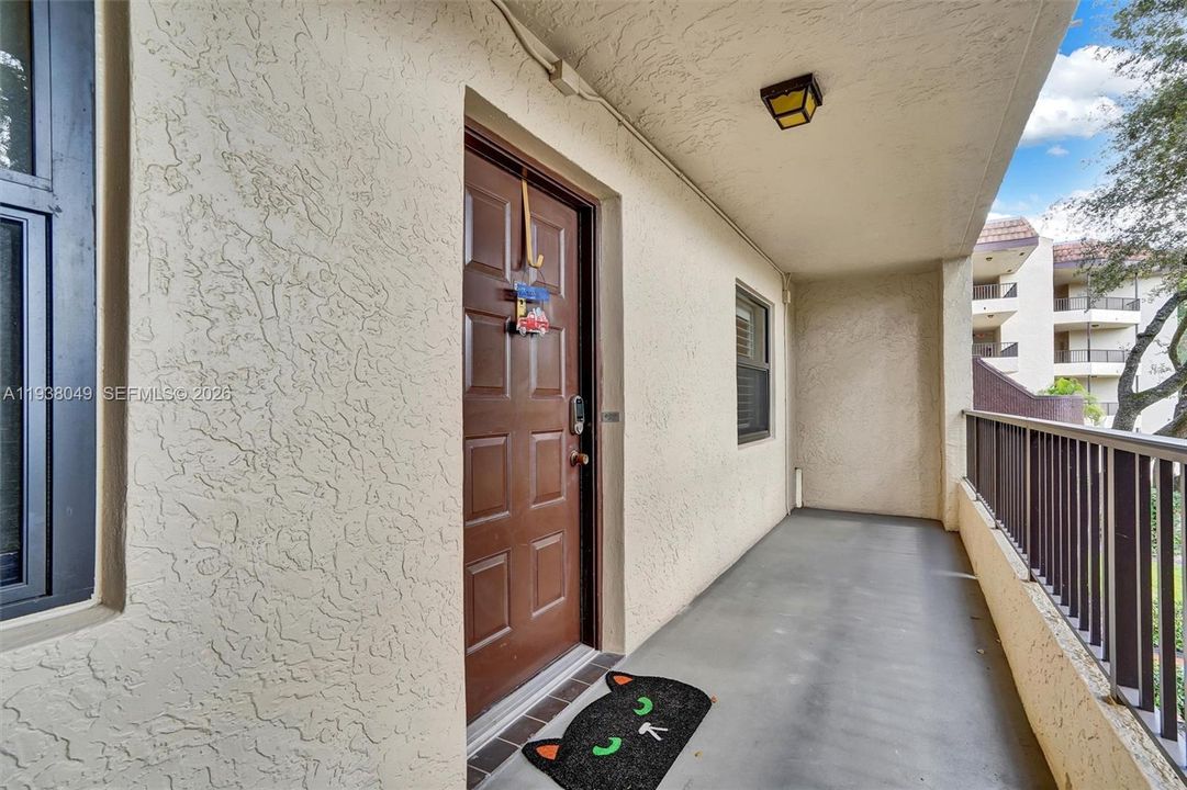 For Sale: $255,000 (2 beds, 2 baths, 940 Square Feet)