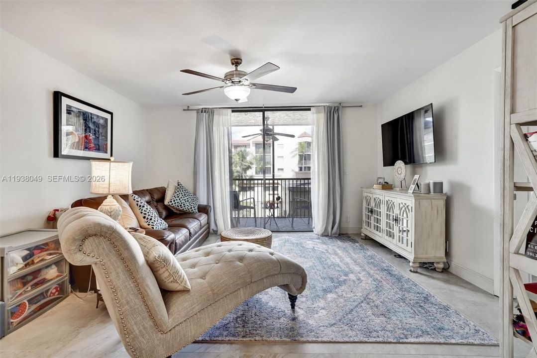 For Sale: $255,000 (2 beds, 2 baths, 940 Square Feet)