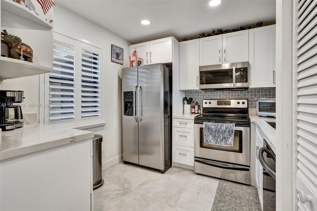 For Sale: $255,000 (2 beds, 2 baths, 940 Square Feet)