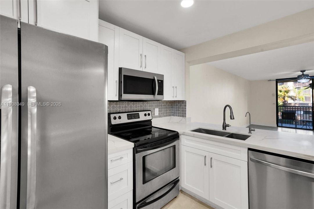 For Sale: $255,000 (2 beds, 2 baths, 940 Square Feet)