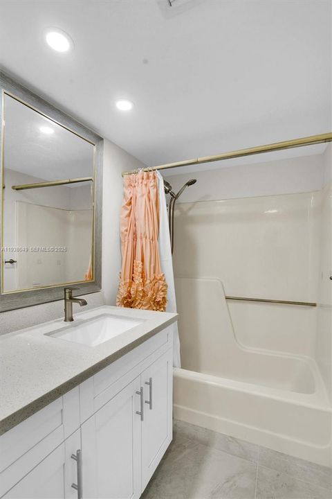 For Sale: $255,000 (2 beds, 2 baths, 940 Square Feet)