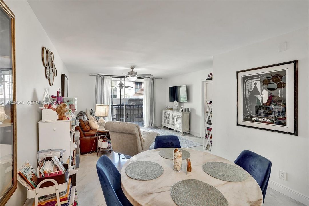 For Sale: $255,000 (2 beds, 2 baths, 940 Square Feet)