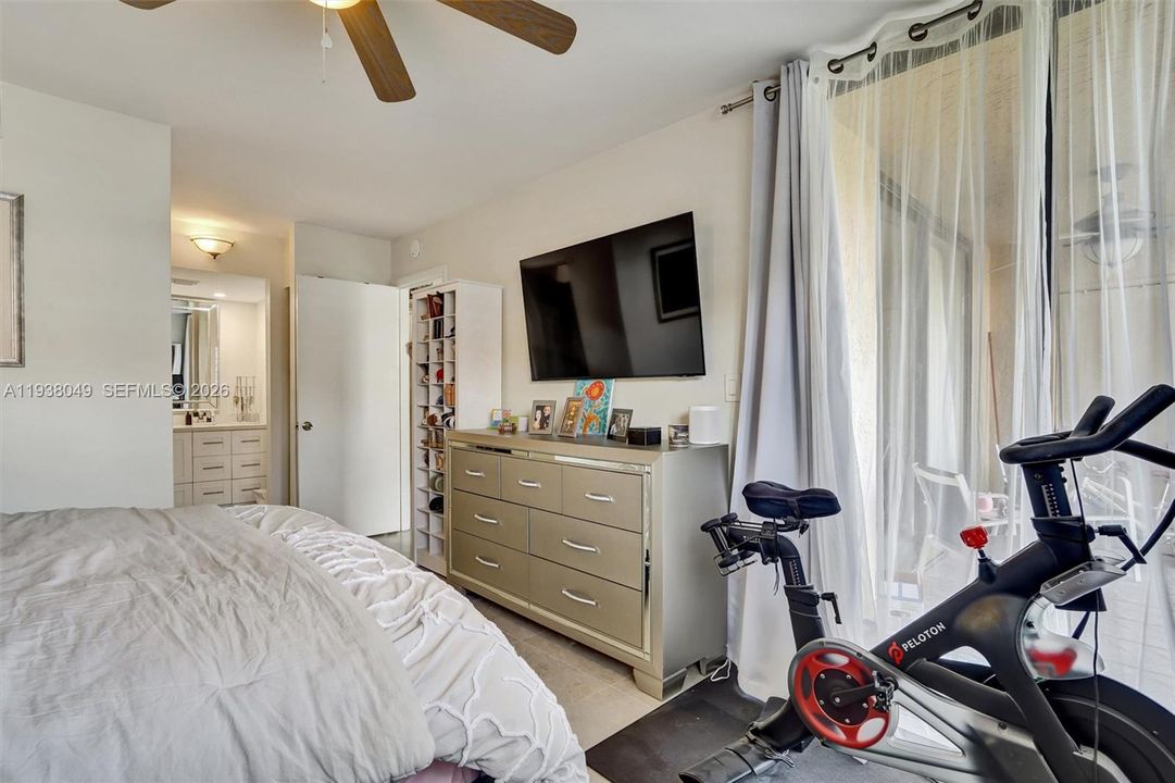 For Sale: $255,000 (2 beds, 2 baths, 940 Square Feet)