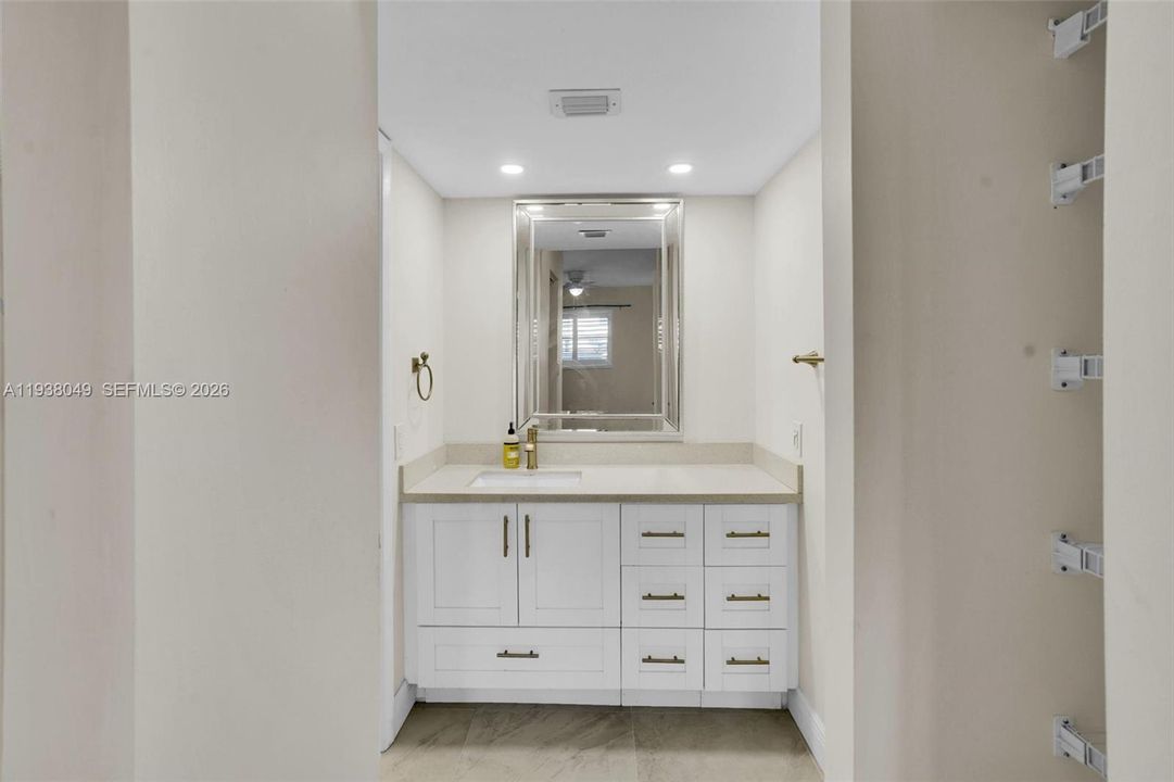 For Sale: $255,000 (2 beds, 2 baths, 940 Square Feet)