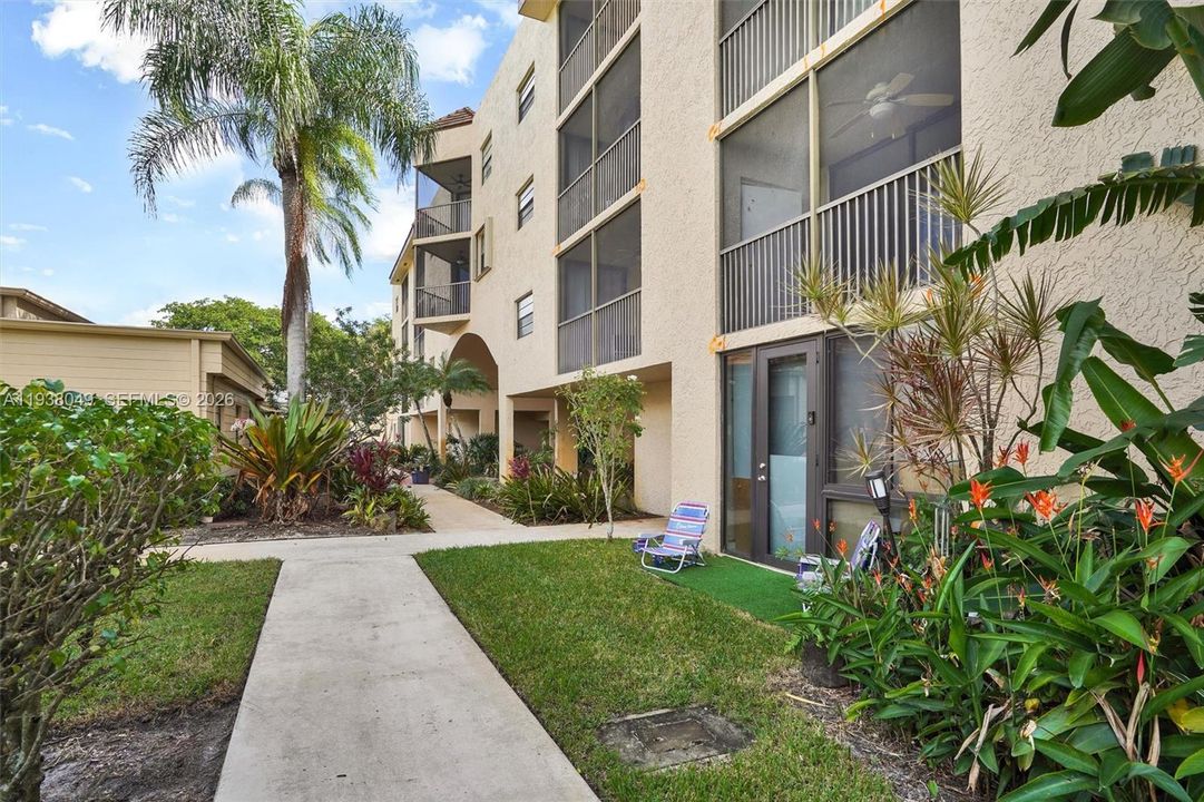 For Sale: $255,000 (2 beds, 2 baths, 940 Square Feet)