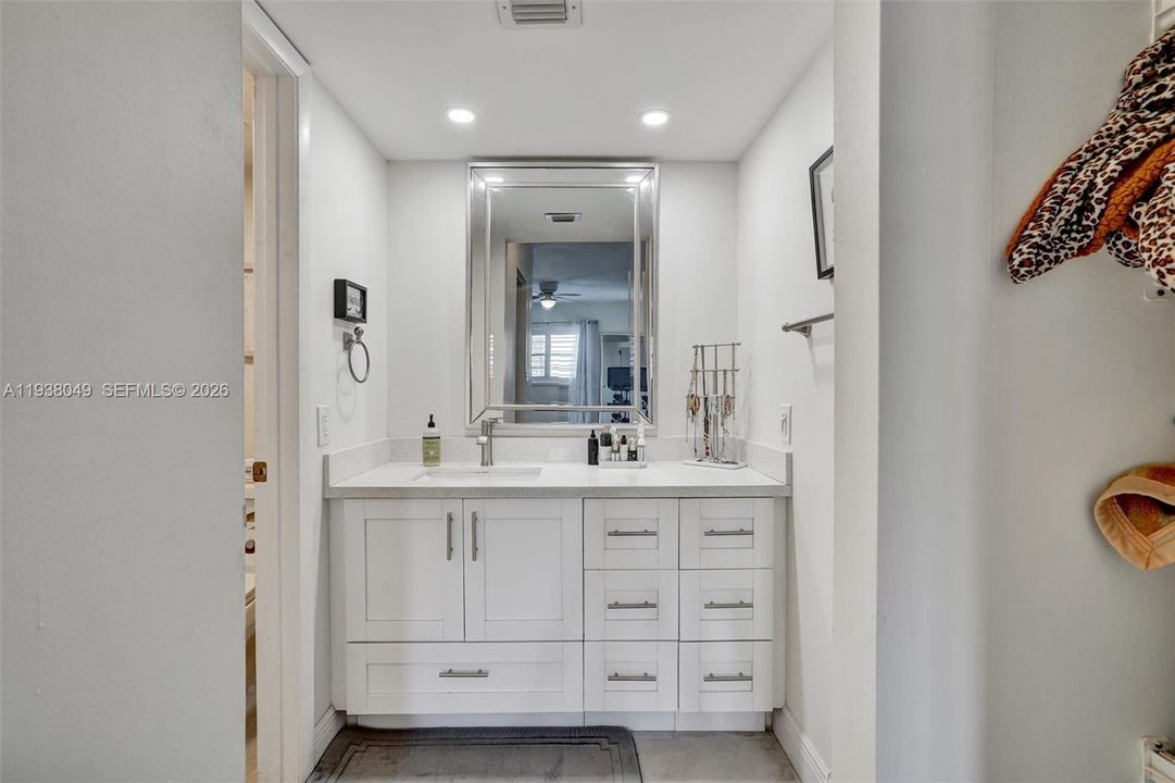 For Sale: $255,000 (2 beds, 2 baths, 940 Square Feet)