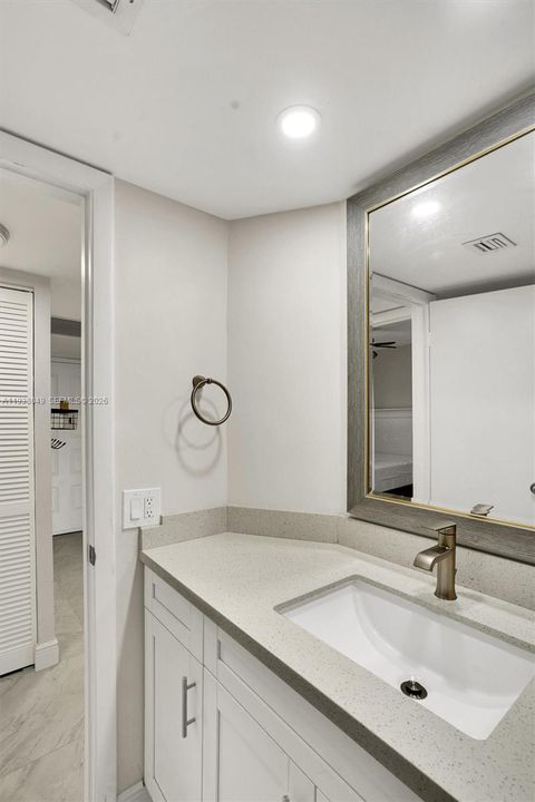 For Sale: $255,000 (2 beds, 2 baths, 940 Square Feet)