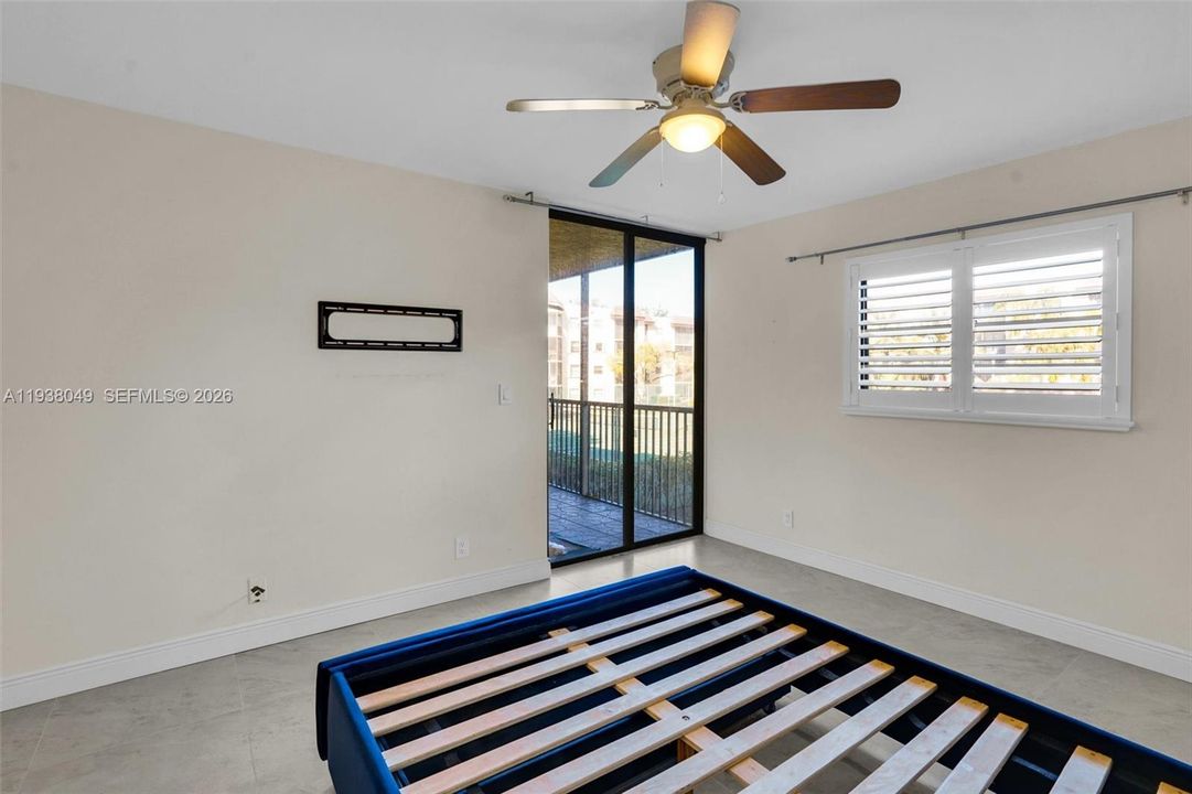 For Sale: $255,000 (2 beds, 2 baths, 940 Square Feet)