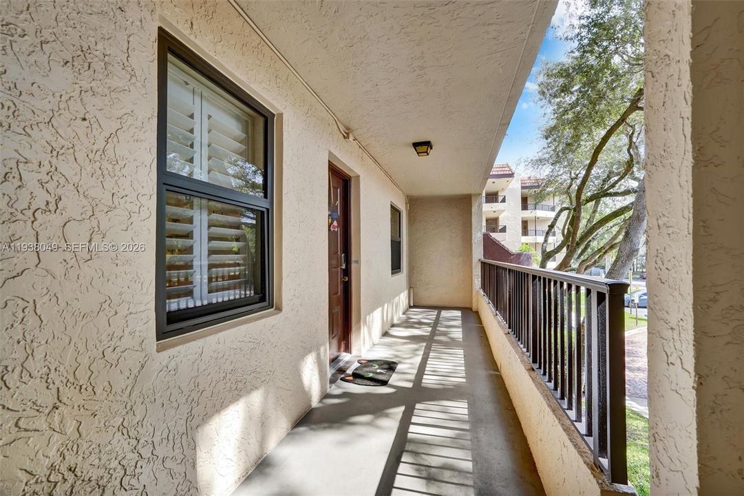 For Sale: $255,000 (2 beds, 2 baths, 940 Square Feet)