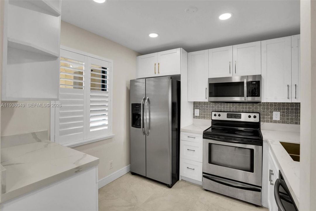 For Sale: $255,000 (2 beds, 2 baths, 940 Square Feet)