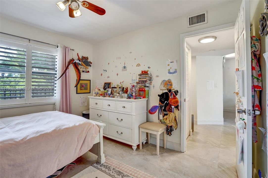 For Sale: $255,000 (2 beds, 2 baths, 940 Square Feet)