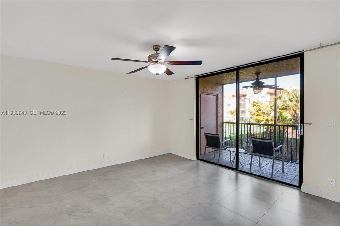 For Sale: $255,000 (2 beds, 2 baths, 940 Square Feet)