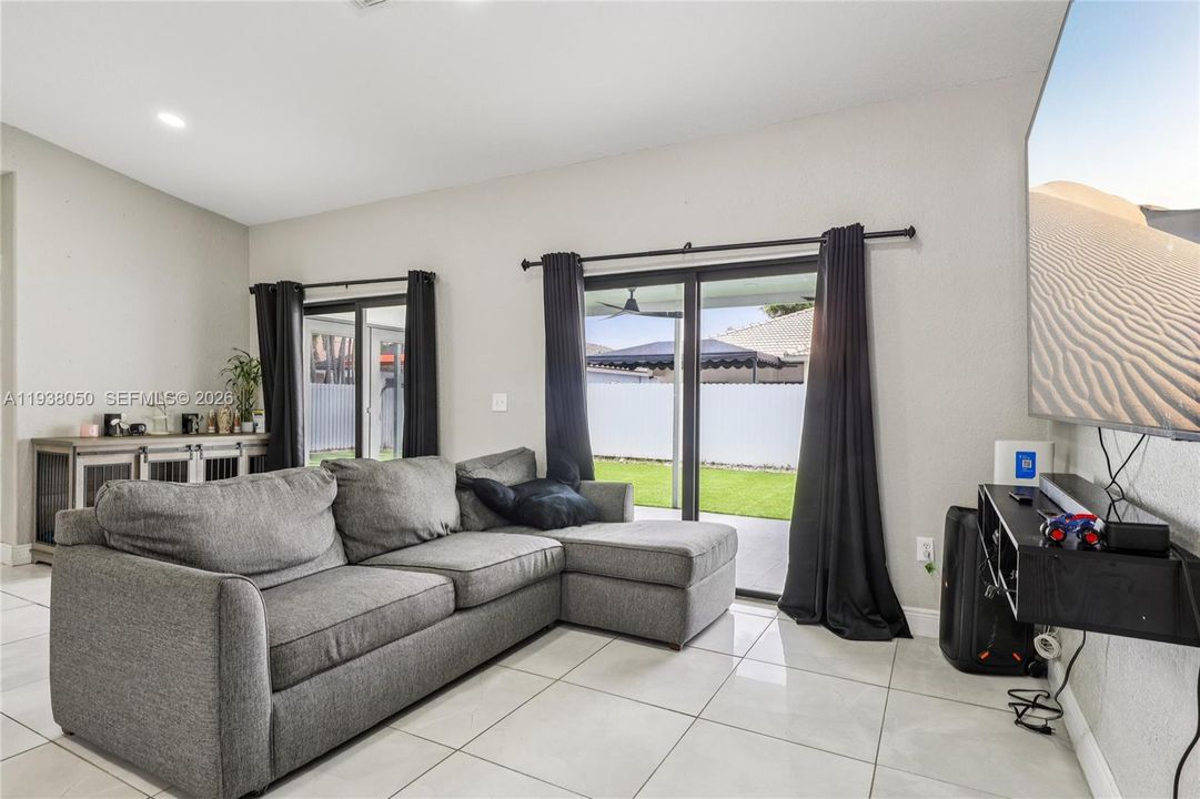 En Venta: $640,000 (3 camas, 2 baños, 1592 Pies cuadrados)