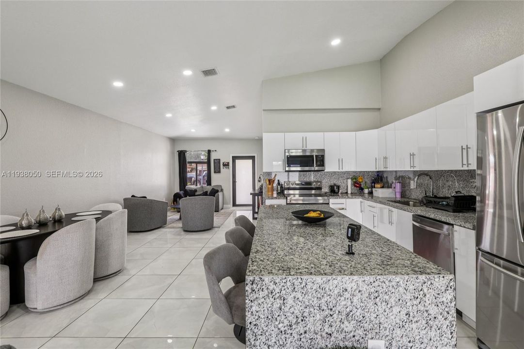 En Venta: $640,000 (3 camas, 2 baños, 1592 Pies cuadrados)