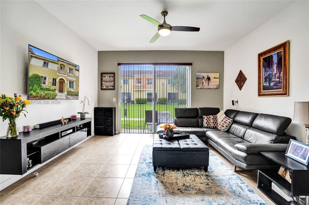 En Venta: $364,800 (2 camas, 2 baños, 1120 Pies cuadrados)