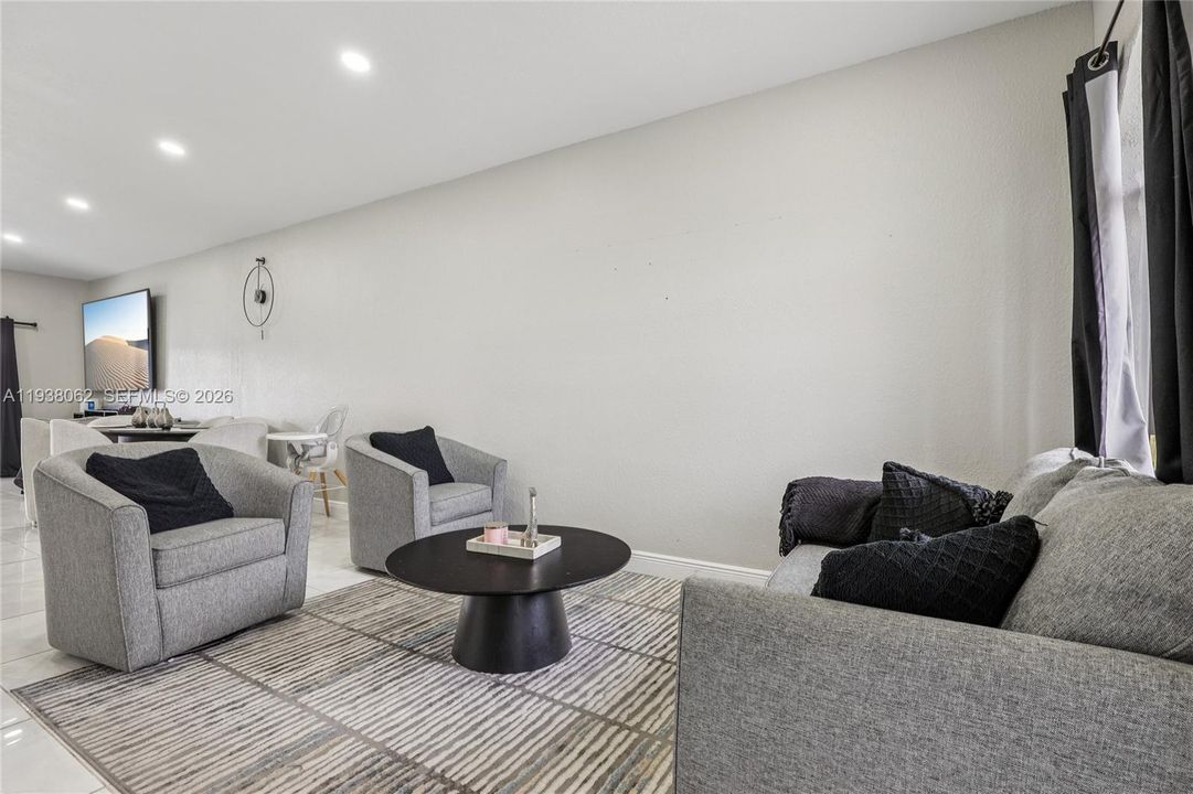 出租: $3,200 (3 贝兹, 2 浴室, 1592 平方英尺)