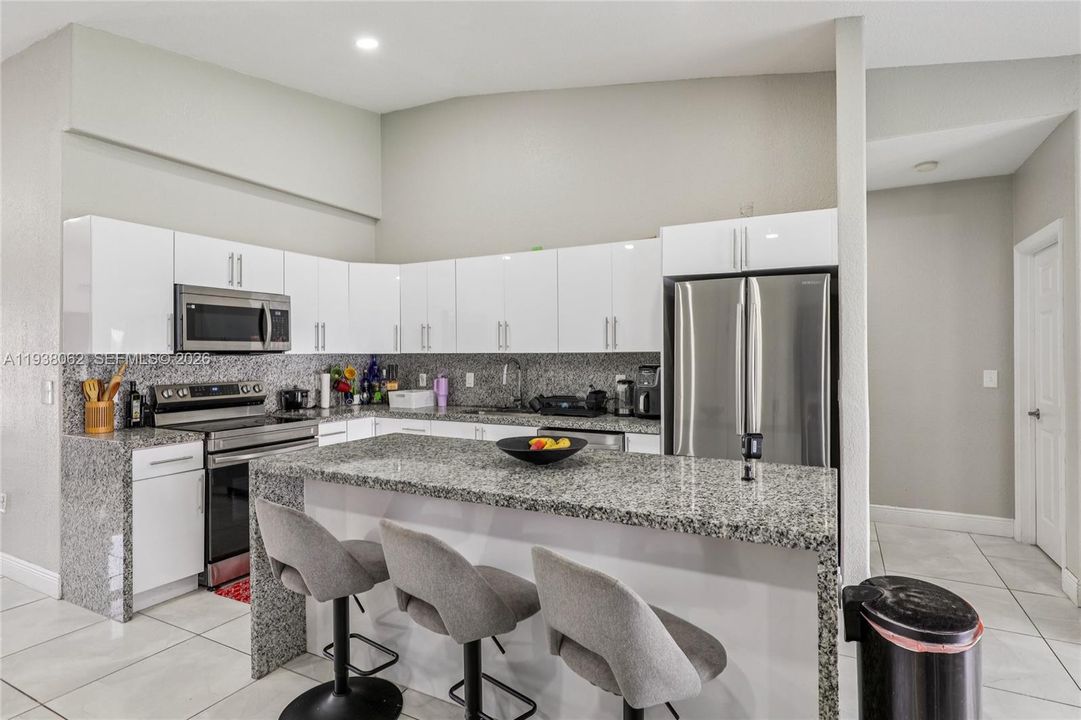 出租: $3,200 (3 贝兹, 2 浴室, 1592 平方英尺)