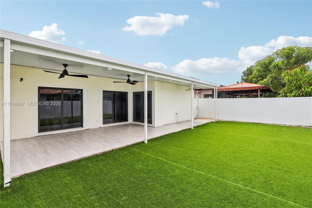 出租: $3,200 (3 贝兹, 2 浴室, 1592 平方英尺)