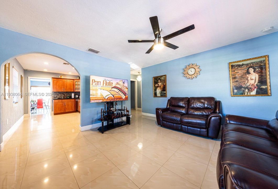 For Sale: $679,999 (3 beds, 2 baths, 1290 Square Feet)