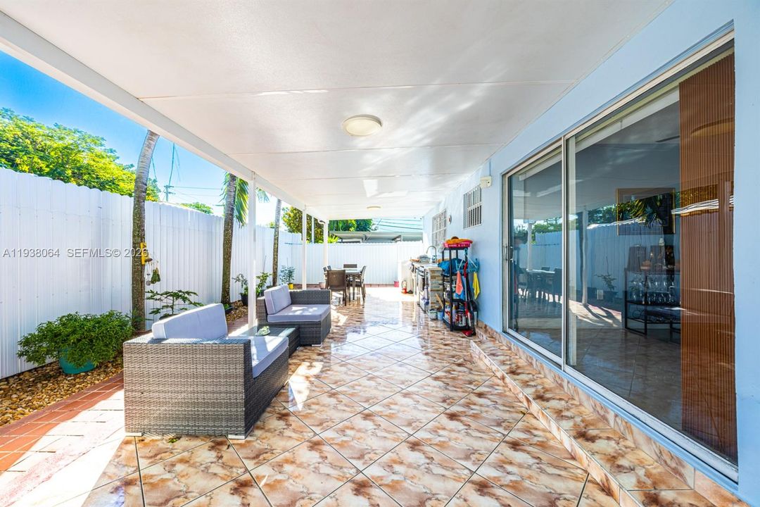 For Sale: $679,999 (3 beds, 2 baths, 1290 Square Feet)