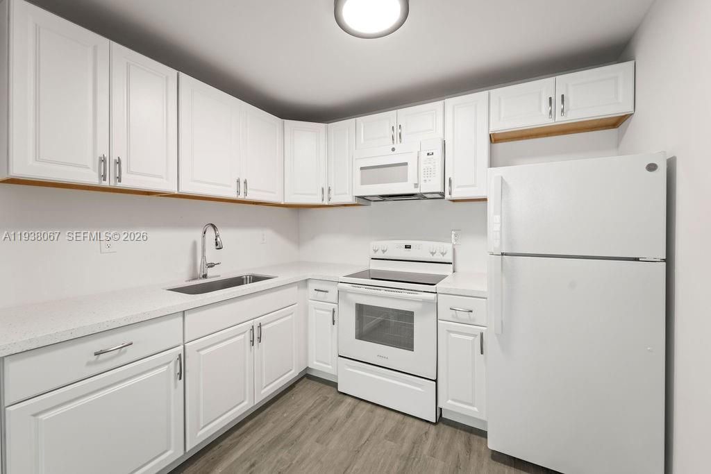 For Sale: $95,000 (1 beds, 1 baths, 760 Square Feet)