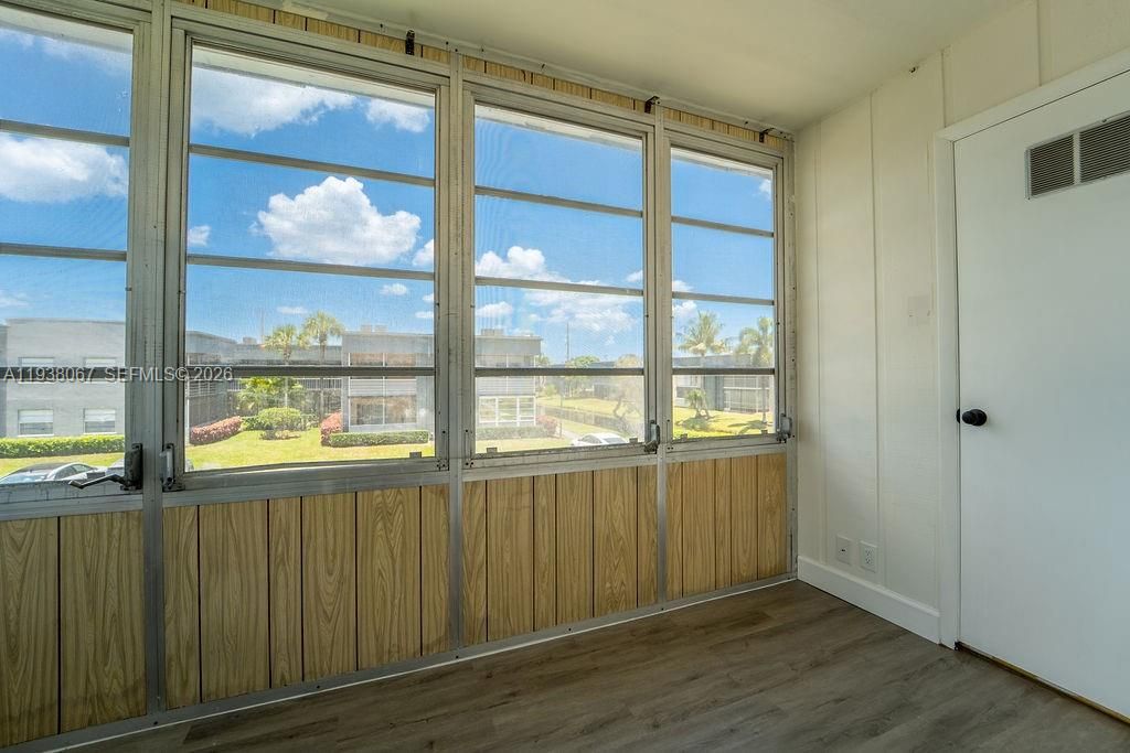 For Sale: $95,000 (1 beds, 1 baths, 760 Square Feet)