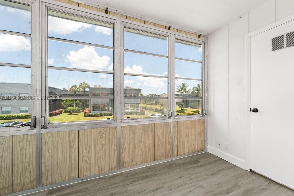 For Sale: $95,000 (1 beds, 1 baths, 760 Square Feet)