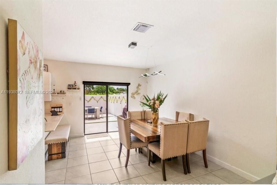 En Venta: $585,000 (3 camas, 2 baños, 1650 Pies cuadrados)