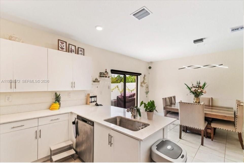 En Venta: $585,000 (3 camas, 2 baños, 1650 Pies cuadrados)