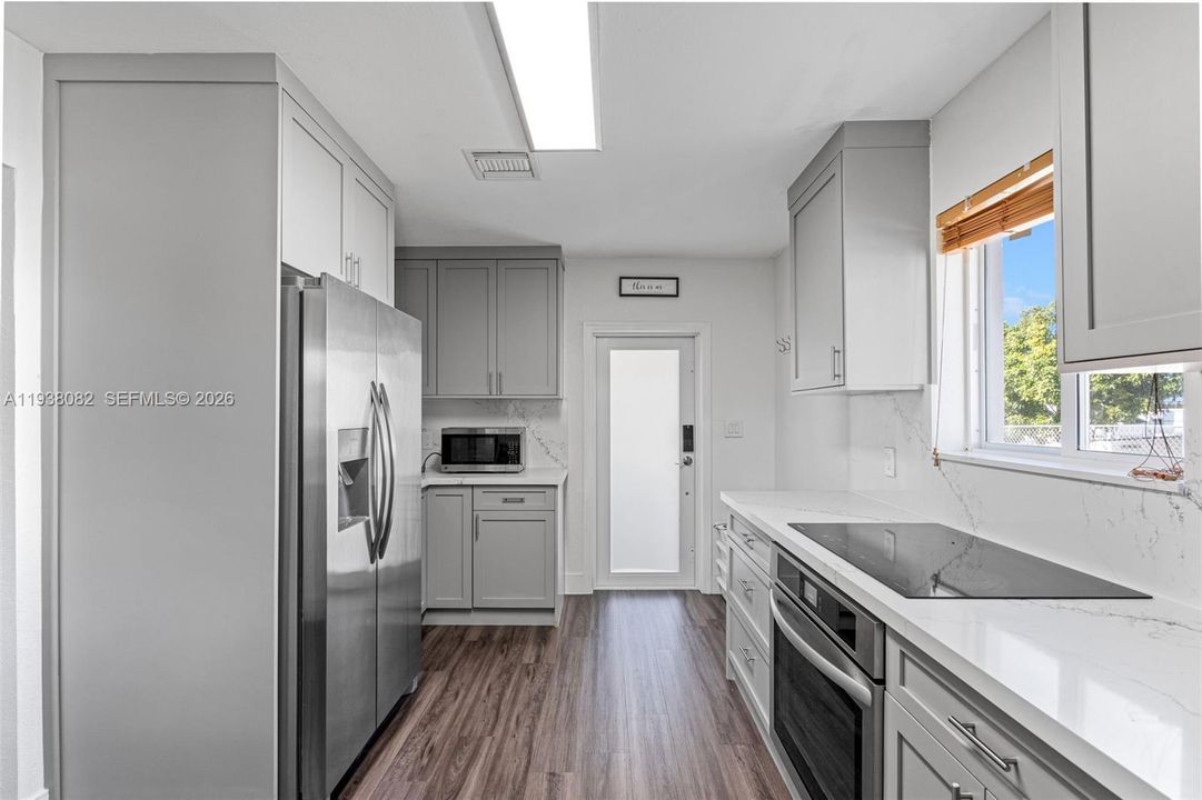 На продажу: $569,900 (4 спален, 2 ванн, 1610 Квадратных фут)