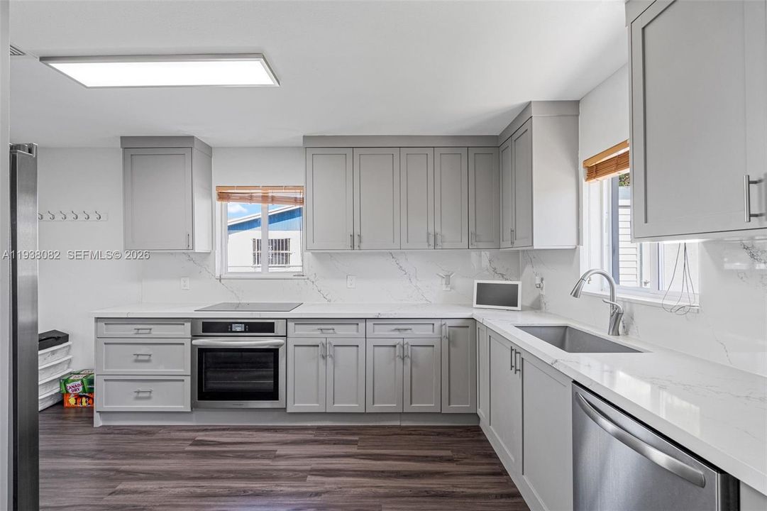 На продажу: $569,900 (4 спален, 2 ванн, 1610 Квадратных фут)