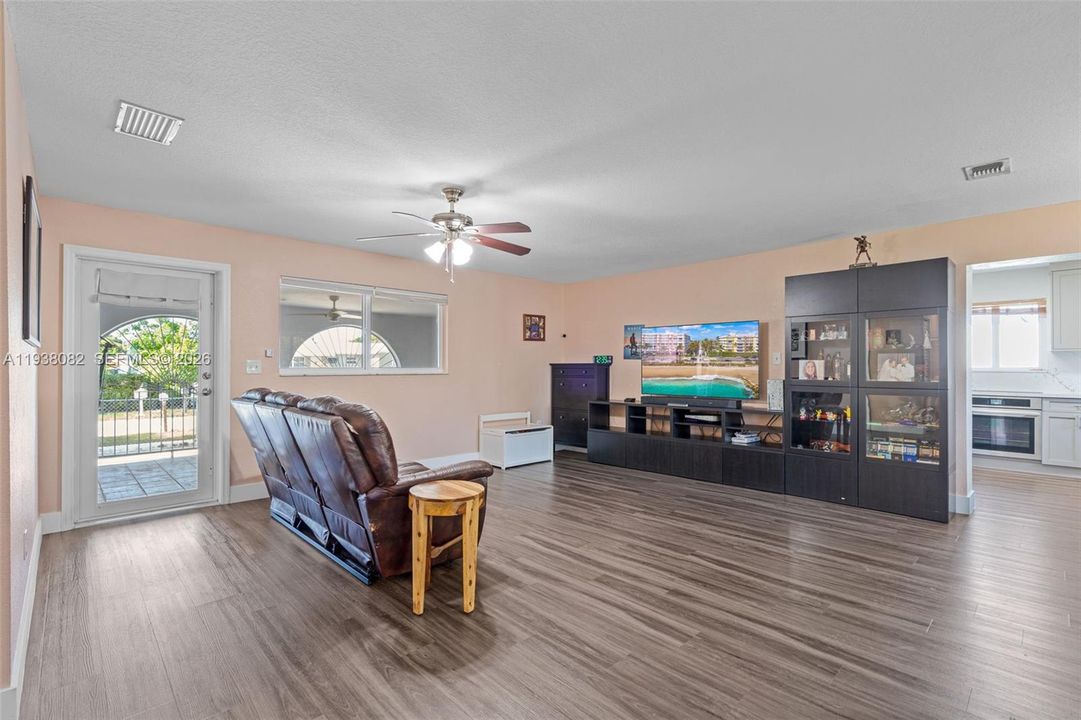 На продажу: $569,900 (4 спален, 2 ванн, 1610 Квадратных фут)