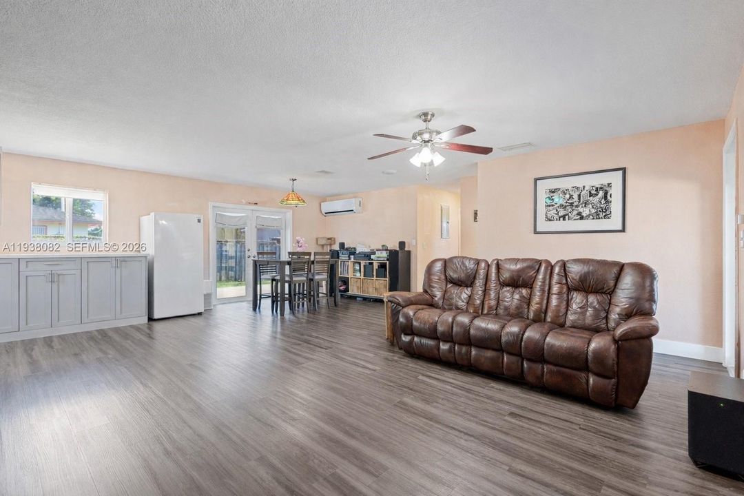 На продажу: $569,900 (4 спален, 2 ванн, 1610 Квадратных фут)