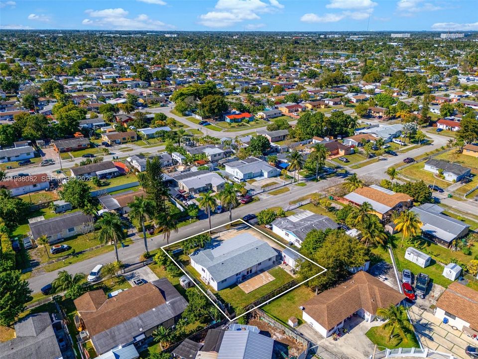 На продажу: $569,900 (4 спален, 2 ванн, 1610 Квадратных фут)