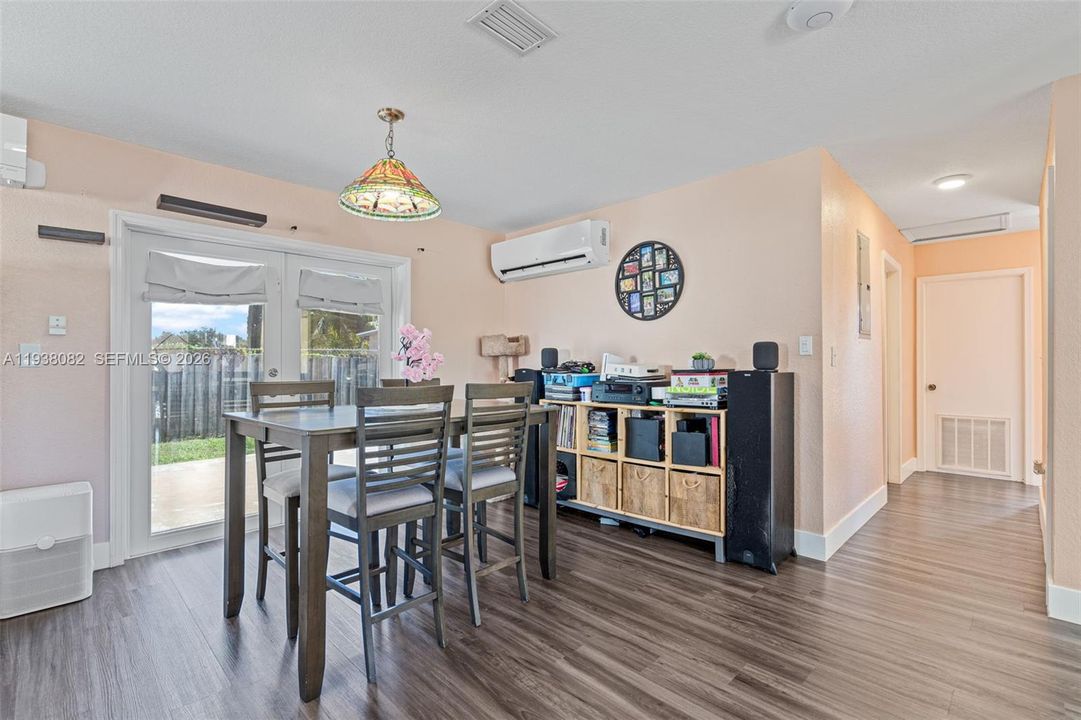 На продажу: $569,900 (4 спален, 2 ванн, 1610 Квадратных фут)