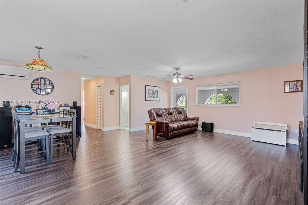 На продажу: $569,900 (4 спален, 2 ванн, 1610 Квадратных фут)