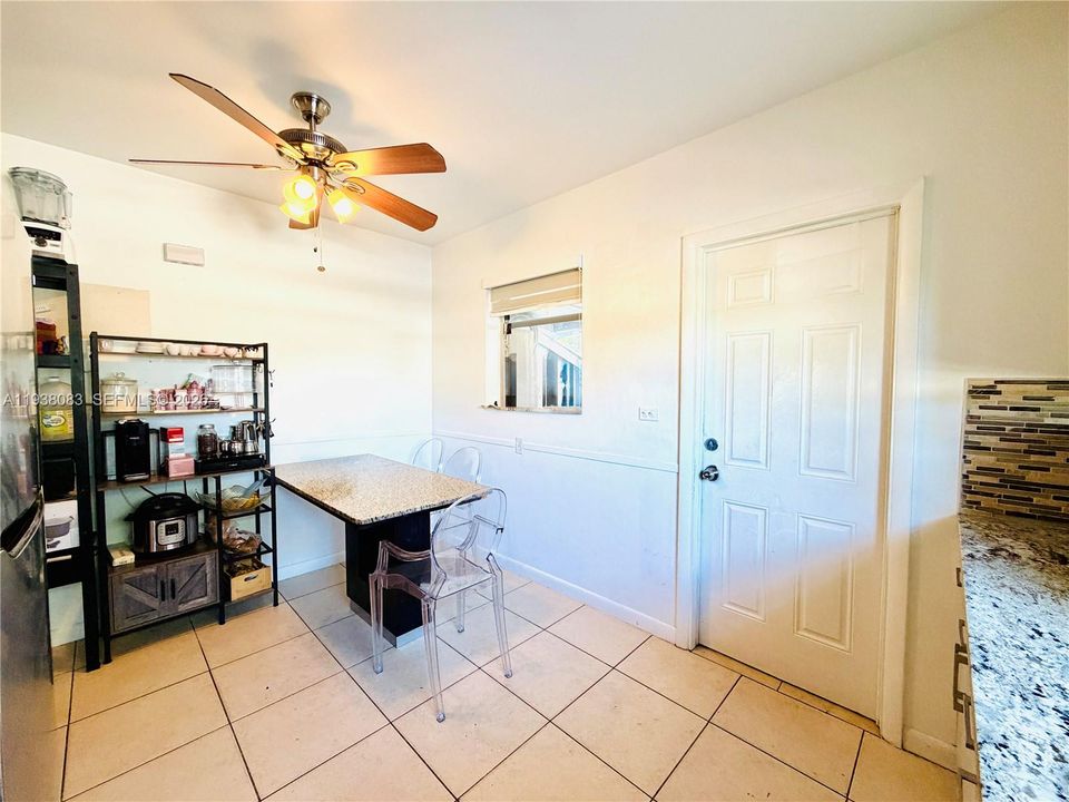 待售: $450,000 (3 贝兹, 1 浴室, 958 平方英尺)