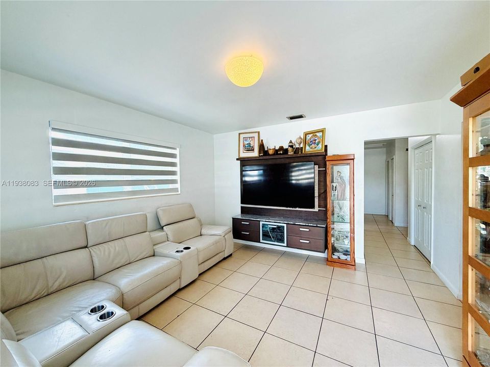 待售: $450,000 (3 贝兹, 1 浴室, 958 平方英尺)