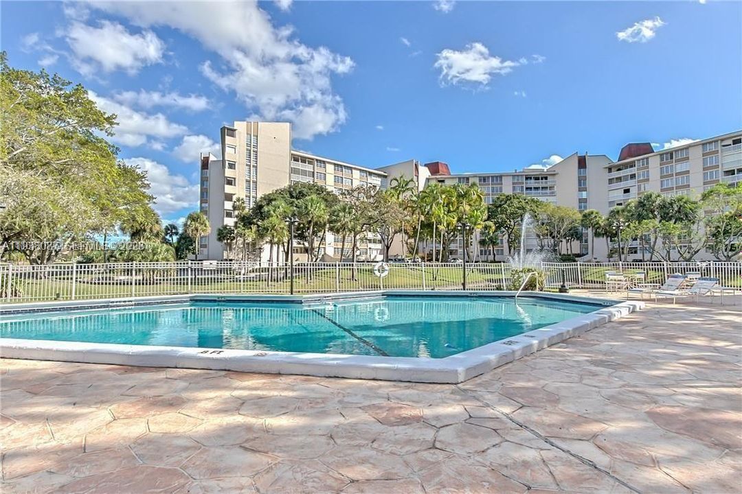 For Rent: $2,000 (2 beds, 2 baths, 1160 Square Feet)