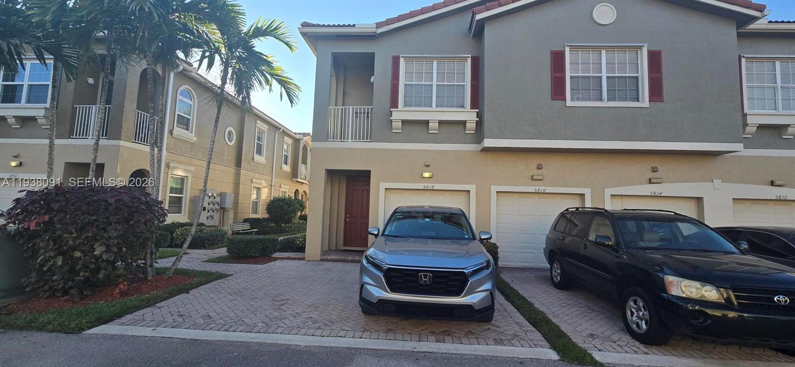 For Rent: $2,400 (2 beds, 2 baths, 1077 Square Feet)