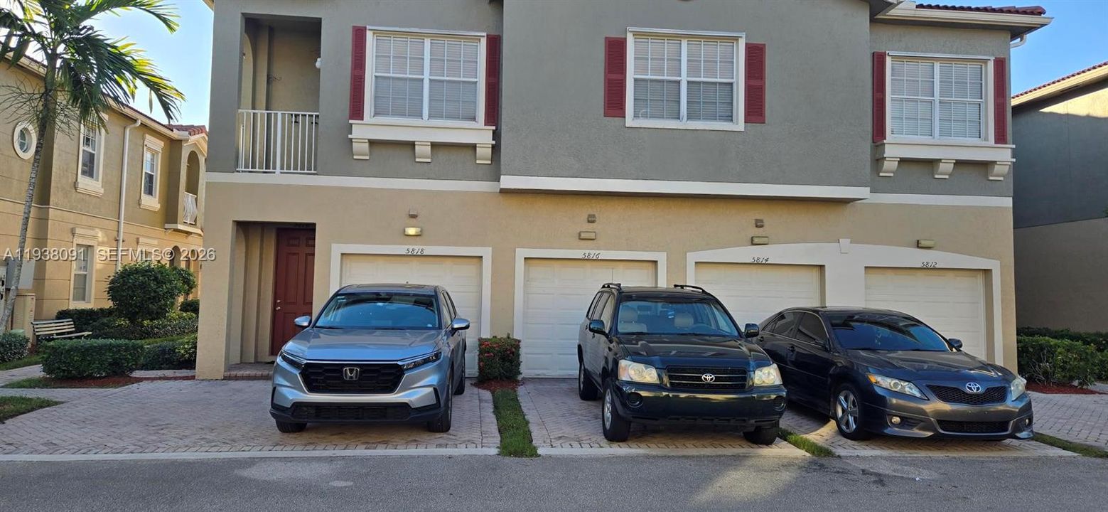 For Rent: $2,400 (2 beds, 2 baths, 1077 Square Feet)