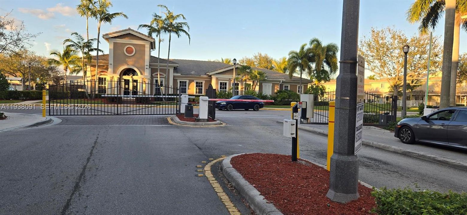 For Rent: $2,400 (2 beds, 2 baths, 1077 Square Feet)